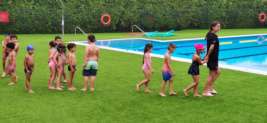 Más de medio centenar de niños darán sus primeras brazadas en los cursos de natación de Carral