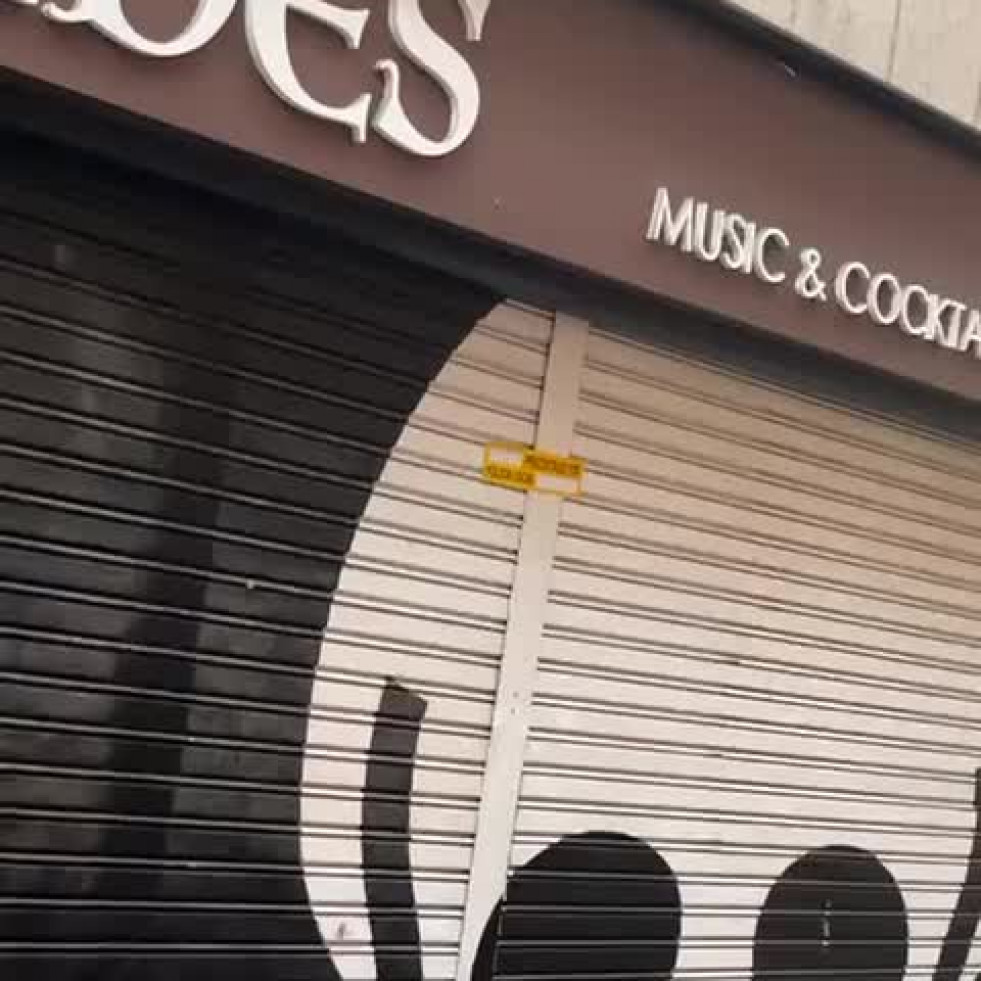Un pub de A Coruña se despide de sus clientes tras ser precintado por el Ayuntamiento