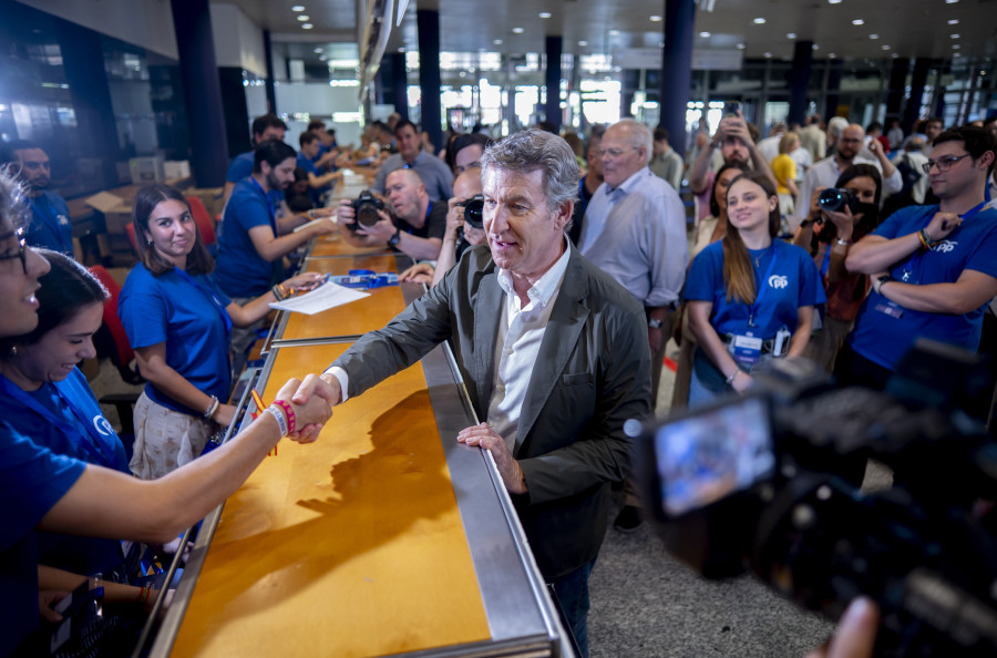 Feijóo, aclamado a su llegada al congreso del PP: “Con ganas, merece la pena”