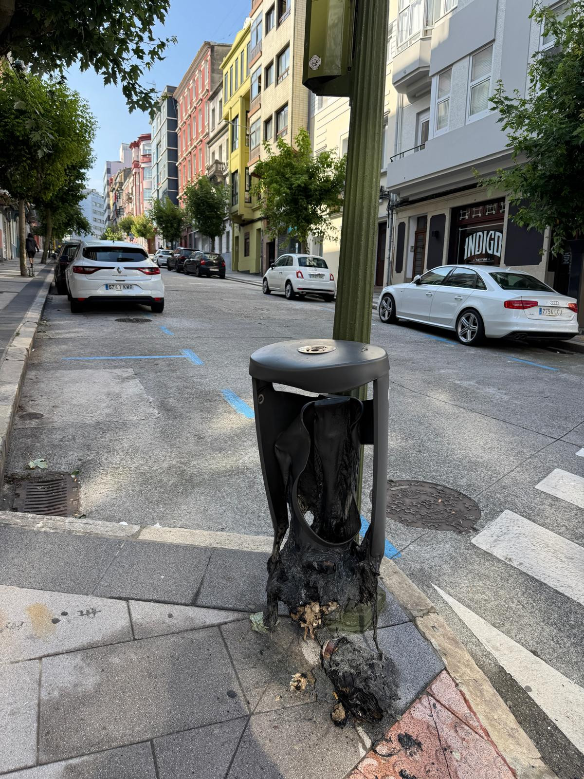 Papelera en llamas en la calle Ciudad de Lugo de A Coruu00f1a @ Javier Alboru00e9s