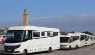 De A Coruña a Santiago en ruta: enormes autocaravanas con garaje, maleteros para motos o mascotas