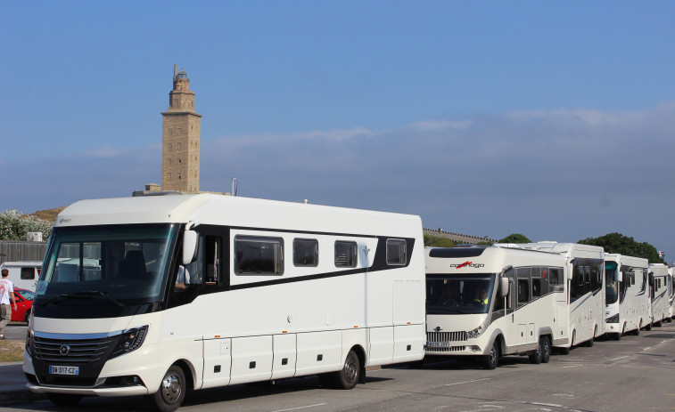 De A Coruña a Santiago en ruta: enormes autocaravanas con garaje, maleteros para motos o mascotas