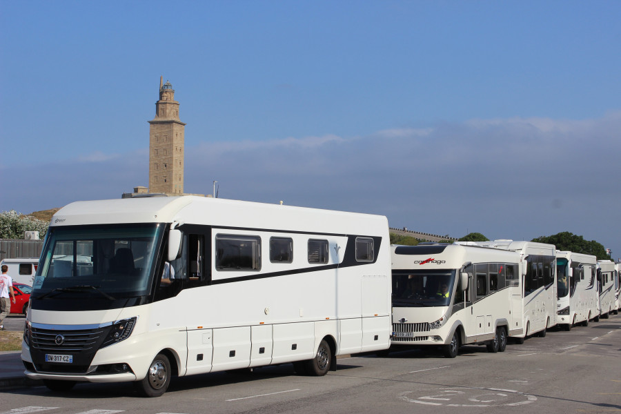 De A Coruña a Santiago en ruta: enormes autocaravanas con garaje, maleteros para motos o mascotas