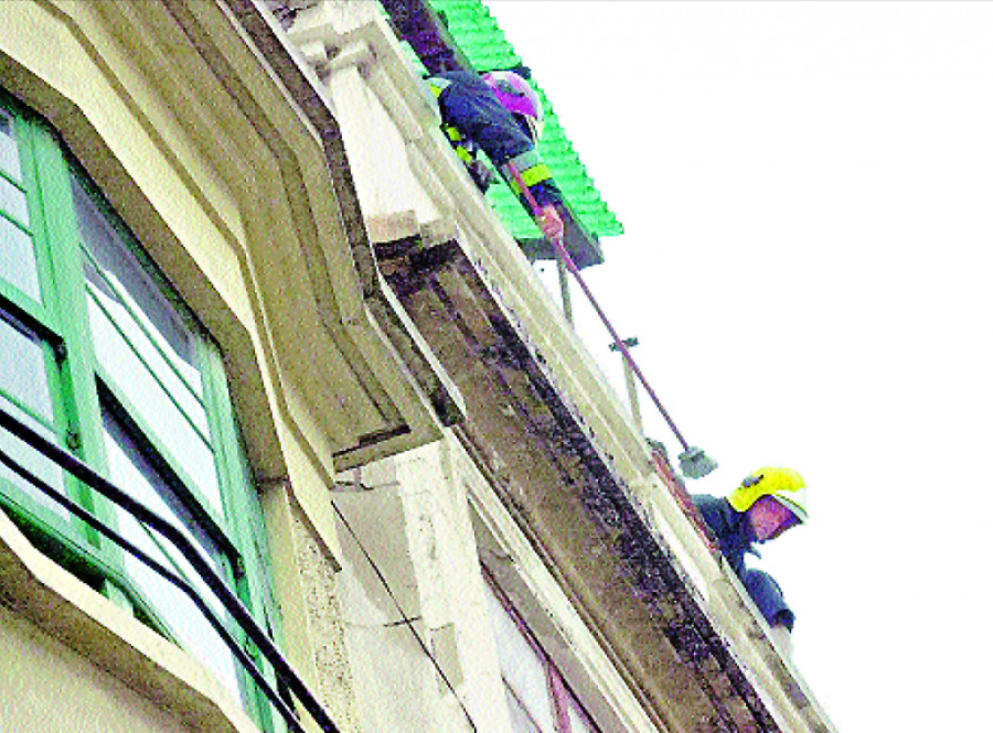 Hace 25 años | La caída de cascotes en el Orzán obliga a los bomberos a retirar una cornisa