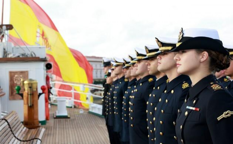 El 'Juan Sebastián de Elcano', con la princesa a bordo, abandona Gijón y pone rumbo a Galicia