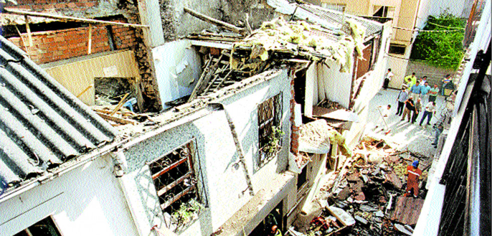 Hace 25 años | Una explosión de gas hace saltar  por los aires dos inmuebles de Sada