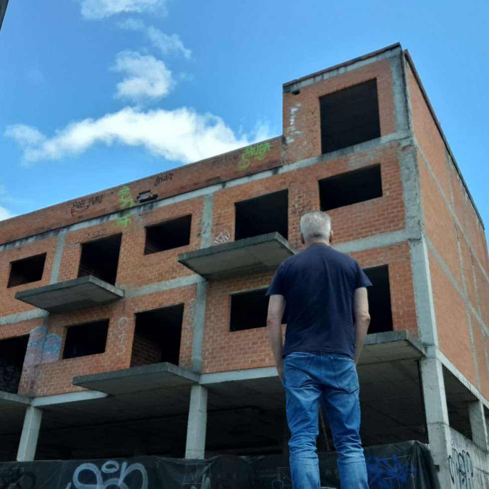 Oleiros amenaza con demoler un esqueleto urbanístico de 53 pisos si la Sareb no concluye su construcción