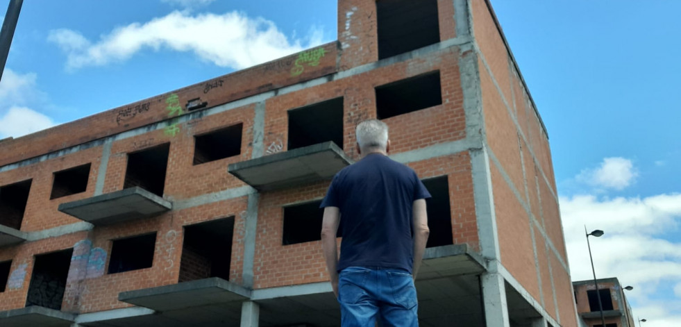 Oleiros amenaza con demoler un esqueleto urbanístico de 53 pisos si la Sareb no concluye su construcción