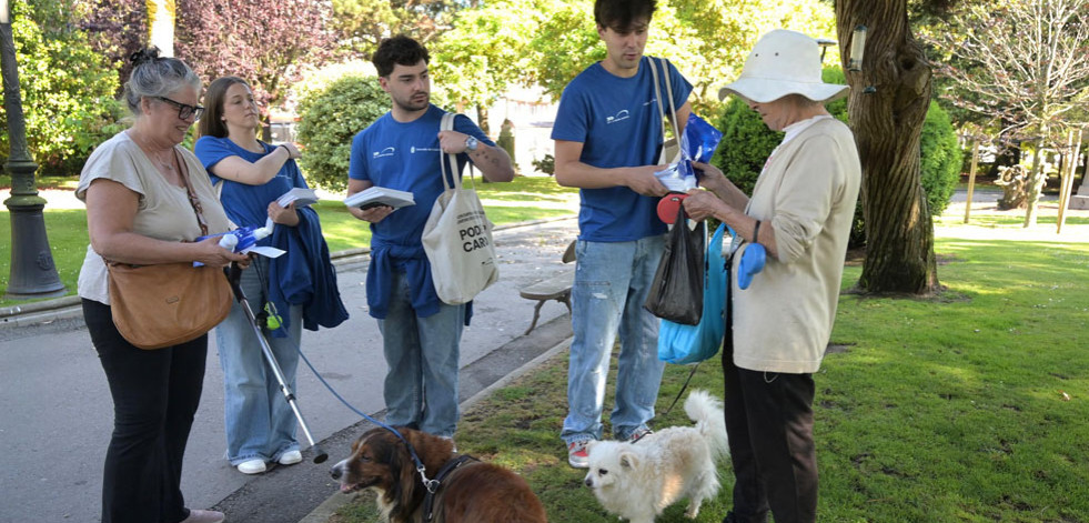 El primer día de la campaña contra los excrementos de perros en las calles de A Coruña acaba sin multas