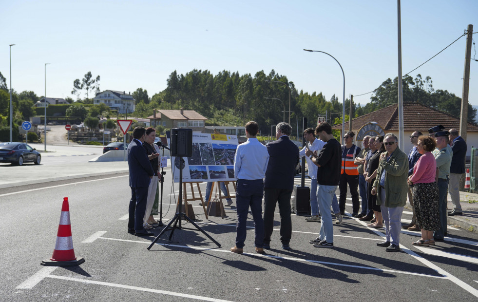 Vecinos de Guísamo denuncian la peligrosidad de las vías de servicio de la nueva glorieta de la N-VI