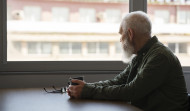 El aislamiento social, la soledad y la debilidad física crean un ciclo peligroso en la edad adulta