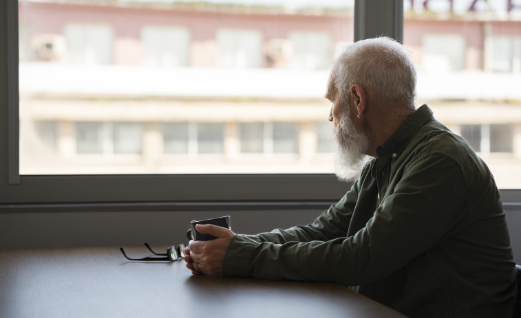 El aislamiento social, la soledad y la debilidad física crean un ciclo peligroso en la edad adulta