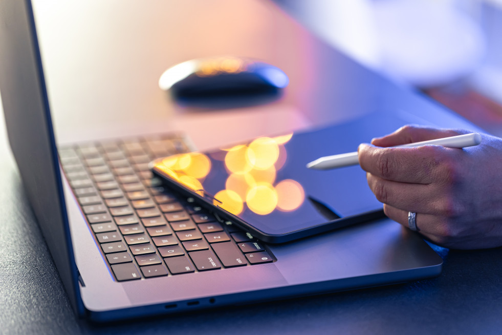 Cerrar la mano de negocios con boligrafo trabajando en tableta digital y portatil (1)
