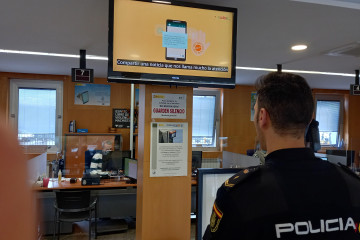 Advertencias sobre ciberdelitos en una comisaría