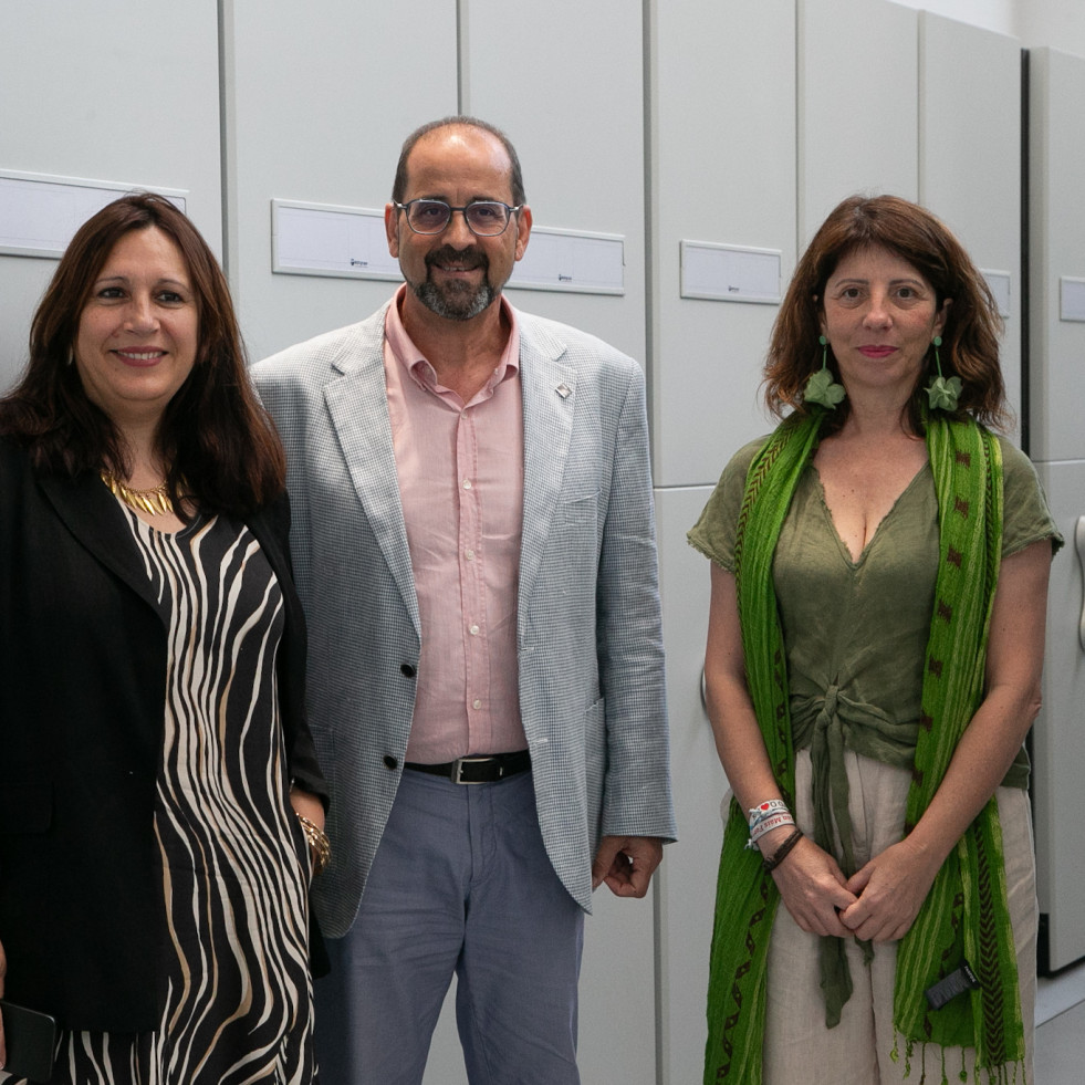 As deputadas de cultura e lingua, Natividade González e Soledad Agra, visitan a Real Academia Galega