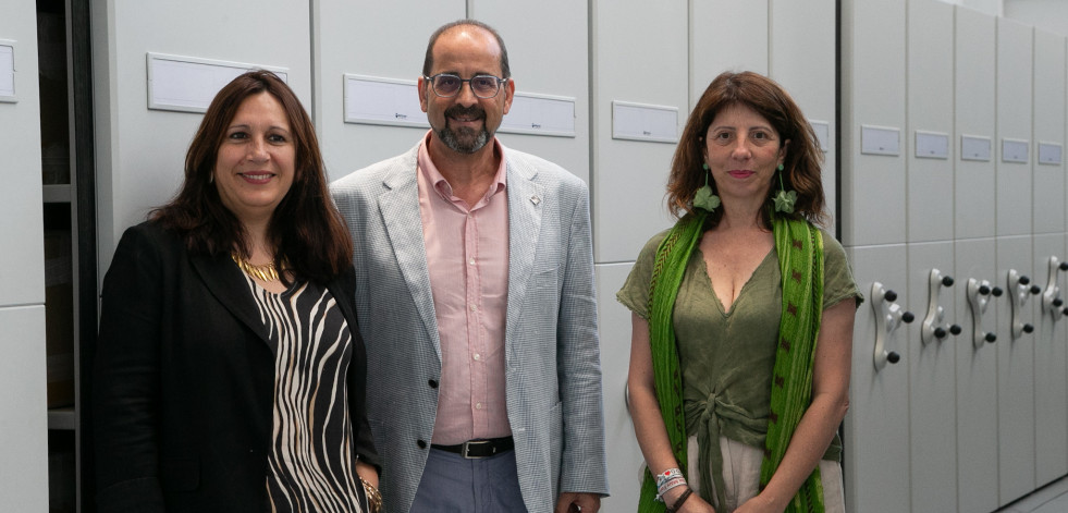 As deputadas de cultura e lingua, Natividade González e Soledad Agra, visitan a Real Academia Galega