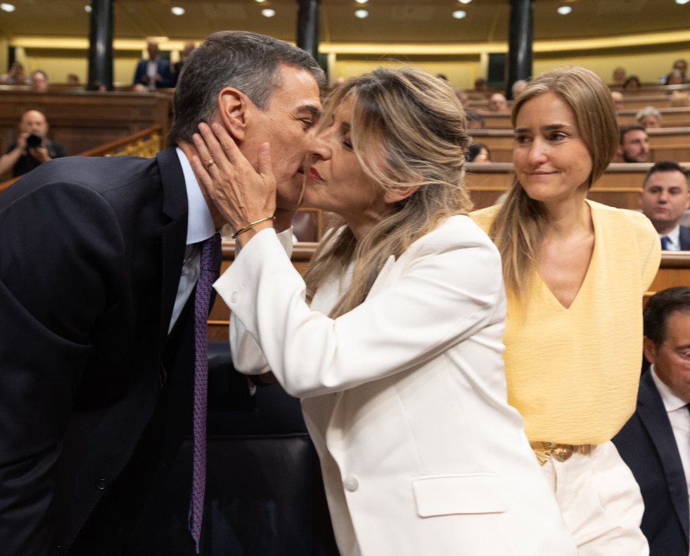 El presidente del Gobierno, Pedro Sánchez, saluda a la vicepresidenta segunda y ministra de Trabajo, Yolanda Díaz, durante un pleno extraordinario, en el Congreso de los Diputados,