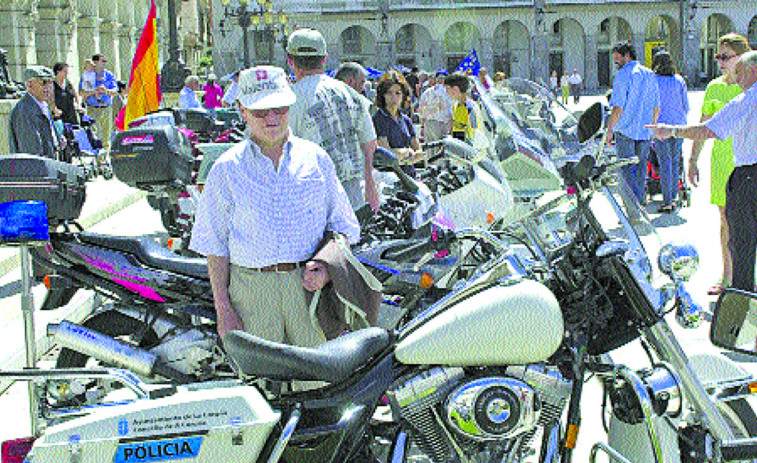 Hace 25 años | Casi 150 policías pasean con sus motocicletas por las calles coruñesas