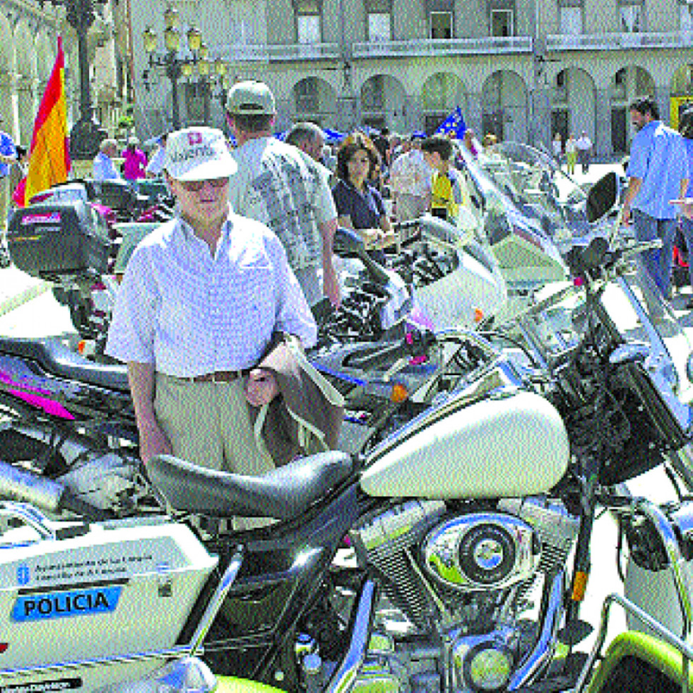 Hace 25 años | Casi 150 policías pasean con sus motocicletas por las calles coruñesas