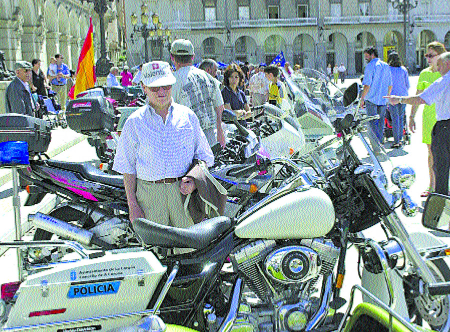 Hace 25 años | Casi 150 policías pasean con sus motocicletas por las calles coruñesas