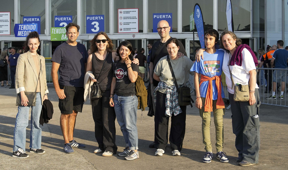 Un grupo de fans de Alanis Morissette, ayer, a las puertas del Coliseum  Carlota Blanco