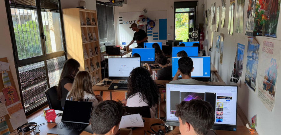 El proyecto Girl Steam 2025 inicia la nueva edición en Galicia con 30 talleres de robótica para jóvenes