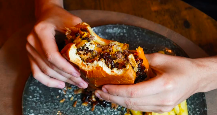 La propuesta de Argentinos Burguer con triple smash, cheddar madurado y mermelada de bacon ahumado