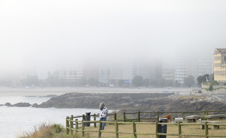 A Coruña amanece envuelta en una niebla densa que sorprende a vecinos y visitantes