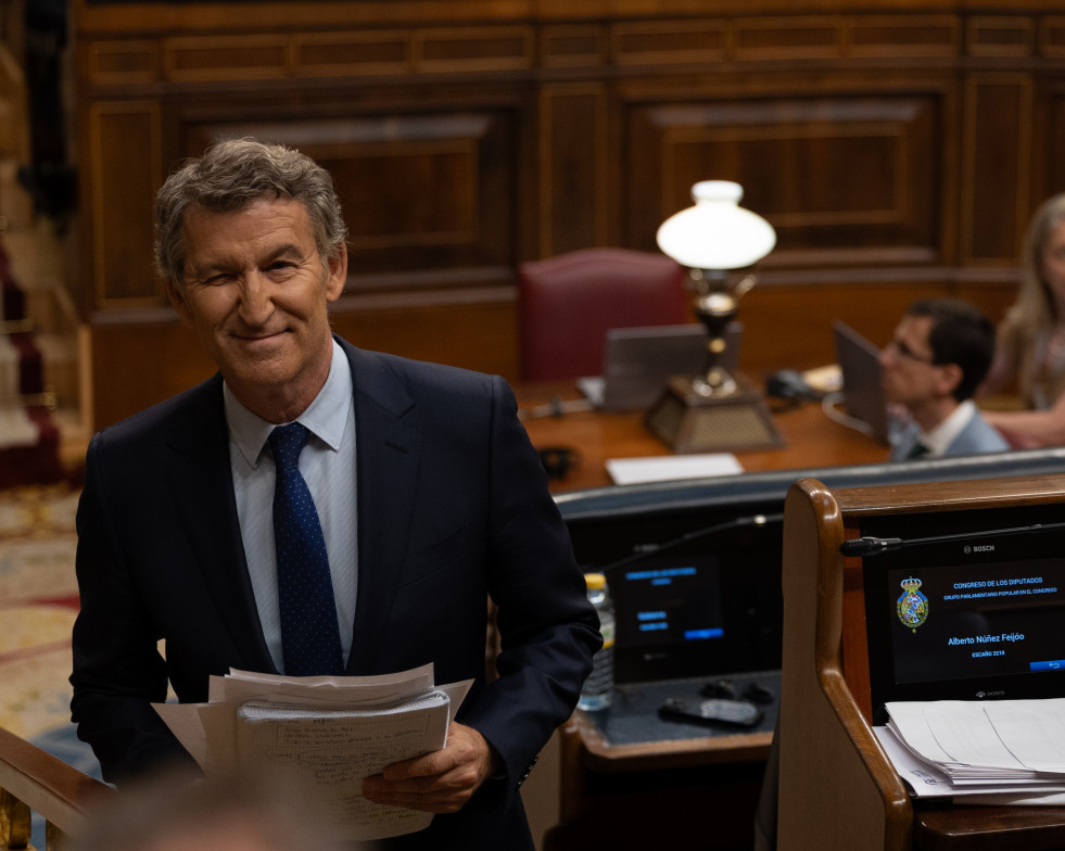 Feijoo regresa a su escaño tras intervenir en el debate