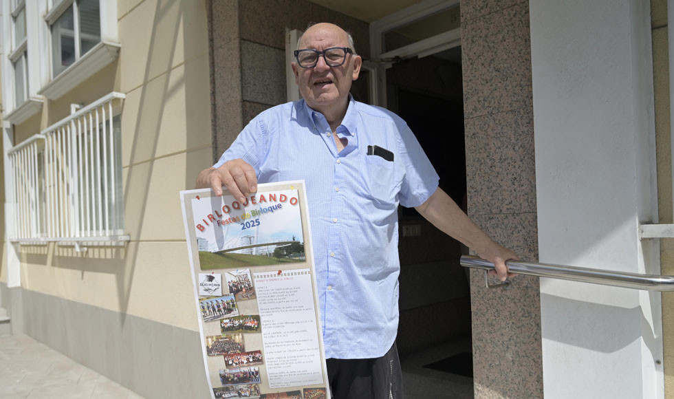 José Santiago Novo, con el cartel de las fiestas de O Birloque  Javier Alborés