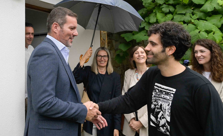El conselleiro de cultura elogia el audiovisual gallego en su visita al rodaje de 'Clanes' e Oleiros