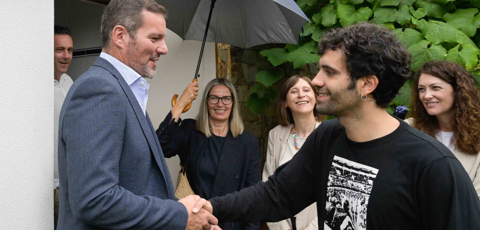 El conselleiro de cultura elogia el audiovisual gallego en su visita al rodaje de 'Clanes' e Oleiros
