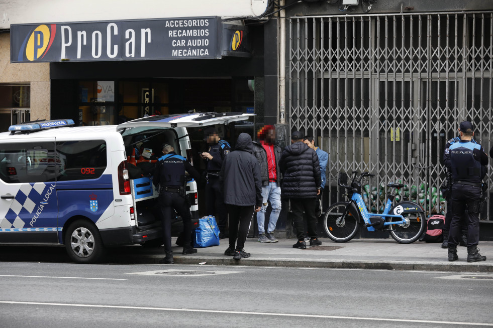Okupas retiran sus pertenencias del número 140 de la ronda de Nelle tras el incendio que lo clausuró hace ya un año  patricia g.