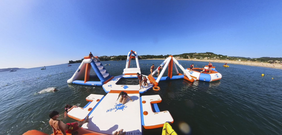 La Playa Grande de Miño estrena el primer parque acuático de playa de la provincia
