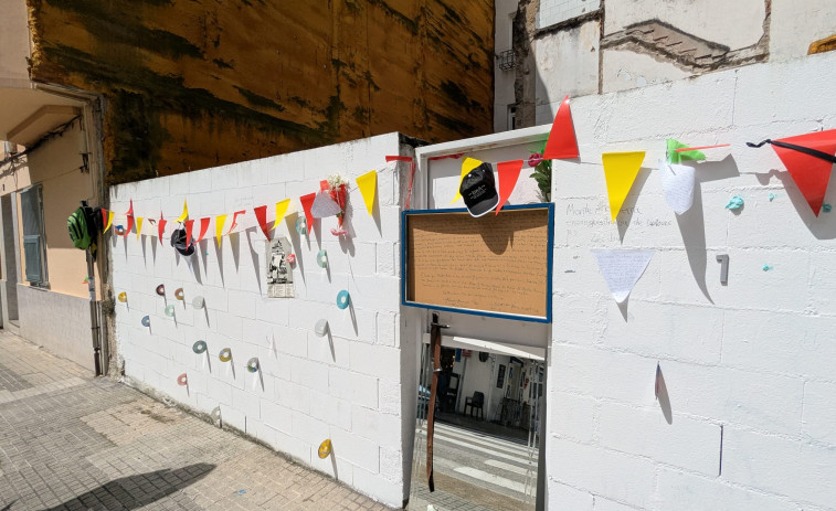 Un muro blanco en A Coruña se convierte en un espacio de expresión colectiva