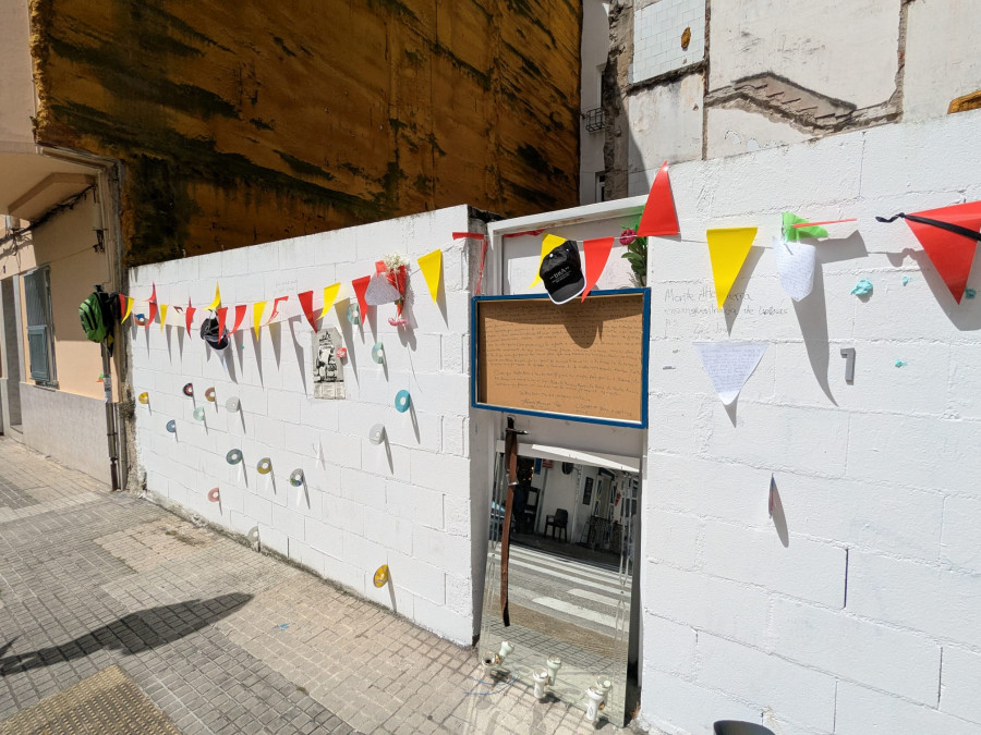 Un muro blanco en A Coruña se convierte en un espacio de expresión colectiva