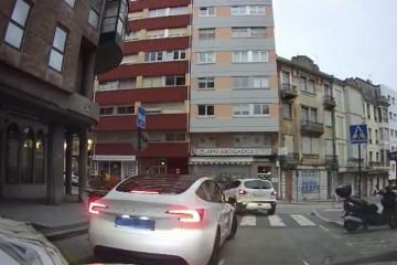Un uber en una parada
