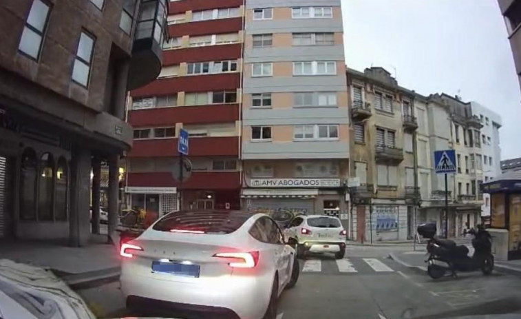 Los taxistas de A Coruña ‘cazan’ a varios coches de Uber estacionados en paradas