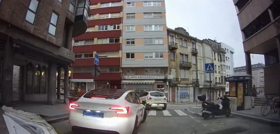 Los taxistas de A Coruña ‘cazan’ a varios coches de Uber estacionados en paradas