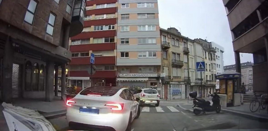 Los taxistas de A Coruña ‘cazan’ a varios coches de Uber estacionados en paradas