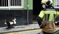 Doble incendio en A Coruña: arde un bajo en la calle San Amaro y una parcela en Xosé Lesta Meis