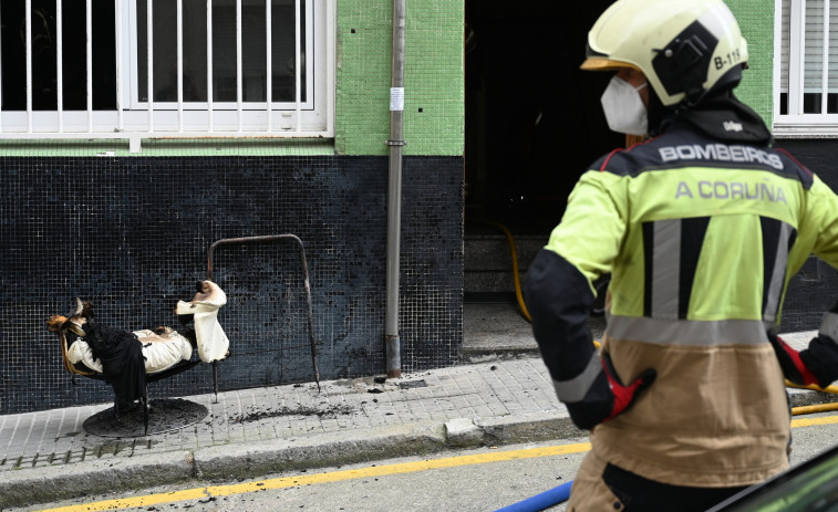 Doble incendio en A Coruña: arde un bajo en la calle San Amaro y una parcela en Xosé Lesta Meis