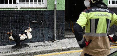 Doble incendio en A Coruña: arde un bajo en la calle San Amaro y una parcela en Xosé Lesta Meis