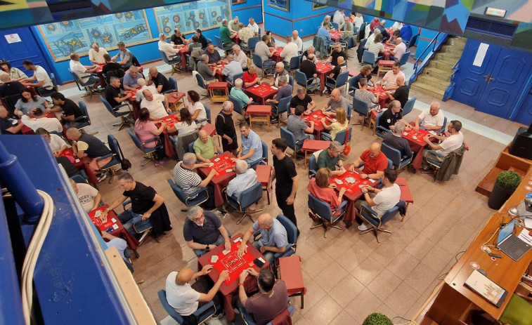 El Casino acoge un campeonato de mus con 50 parejas en memoria de Suso Castro