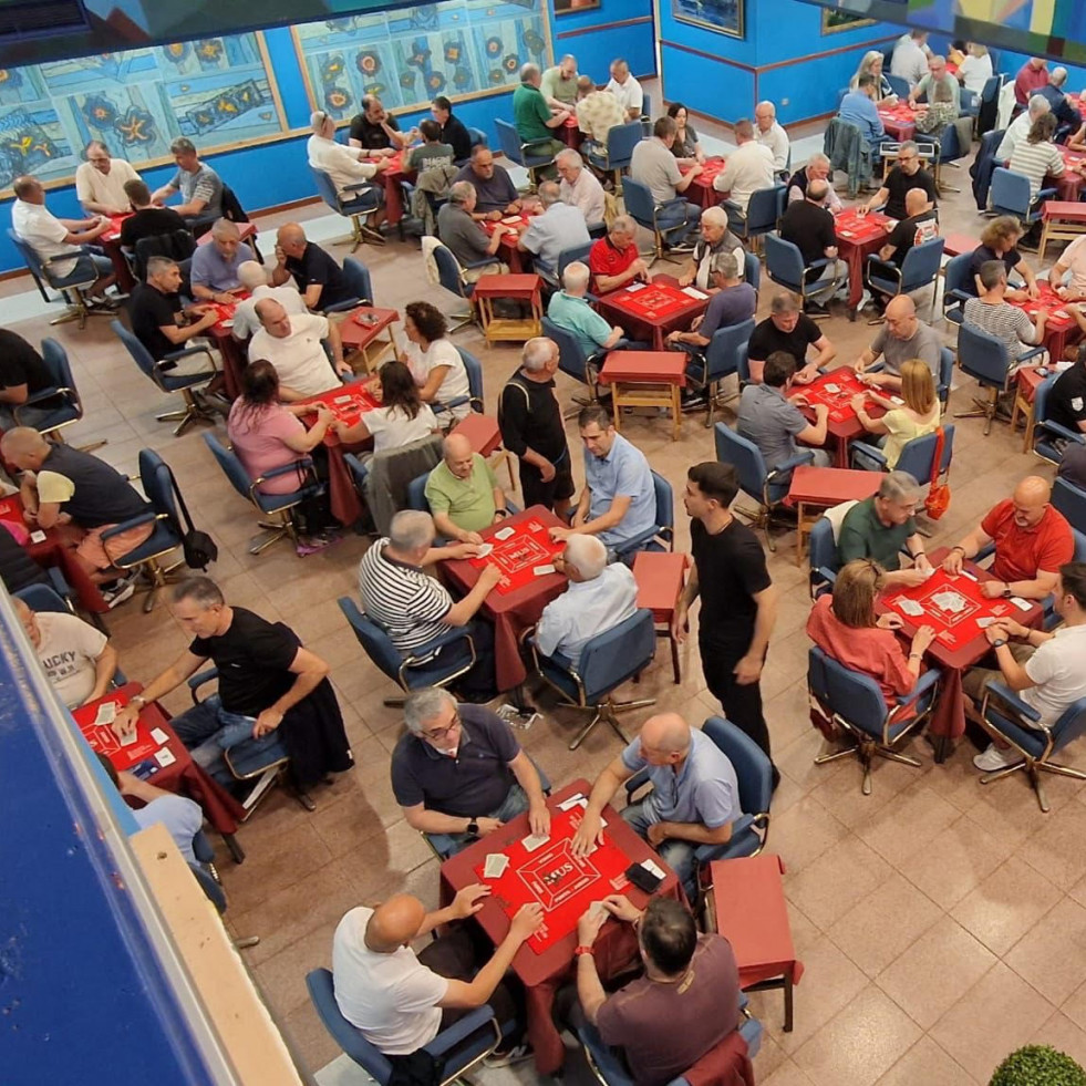 El Casino acoge un campeonato de mus con 50 parejas en memoria de Suso Castro