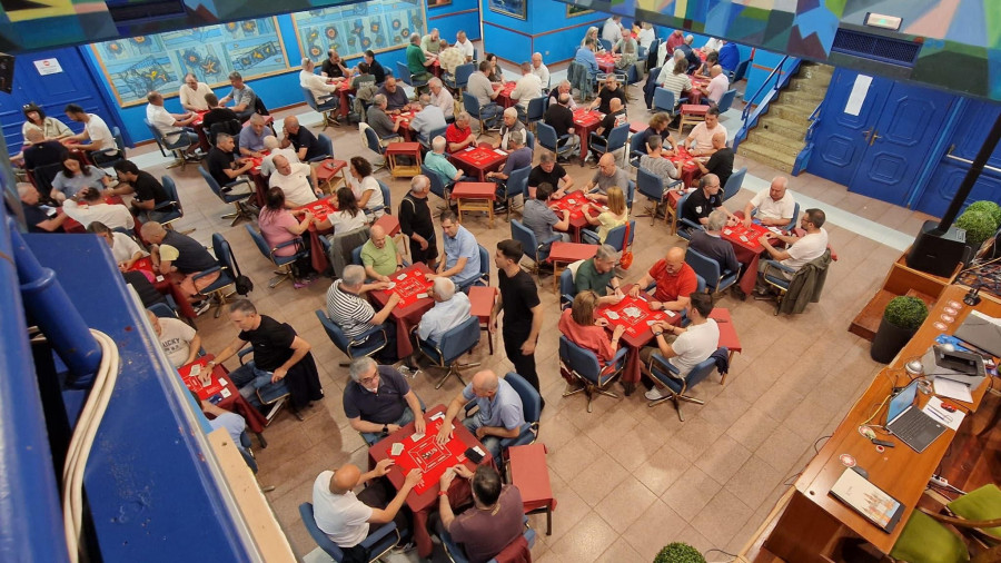 El Casino acoge un campeonato de mus con 50 parejas en memoria de Suso Castro