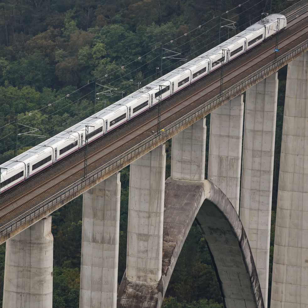 Renfe mantiene interrumpida la circulación de trenes entre Galicia y Madrid por los incendios