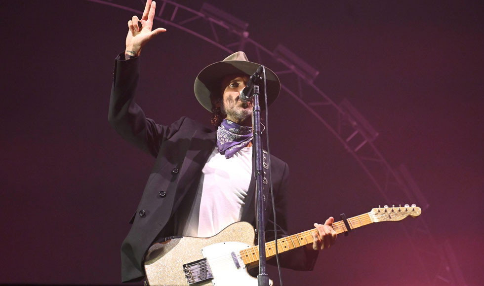Leiva, durante su concierto de anoche en el muelle de Batería  pedro puig