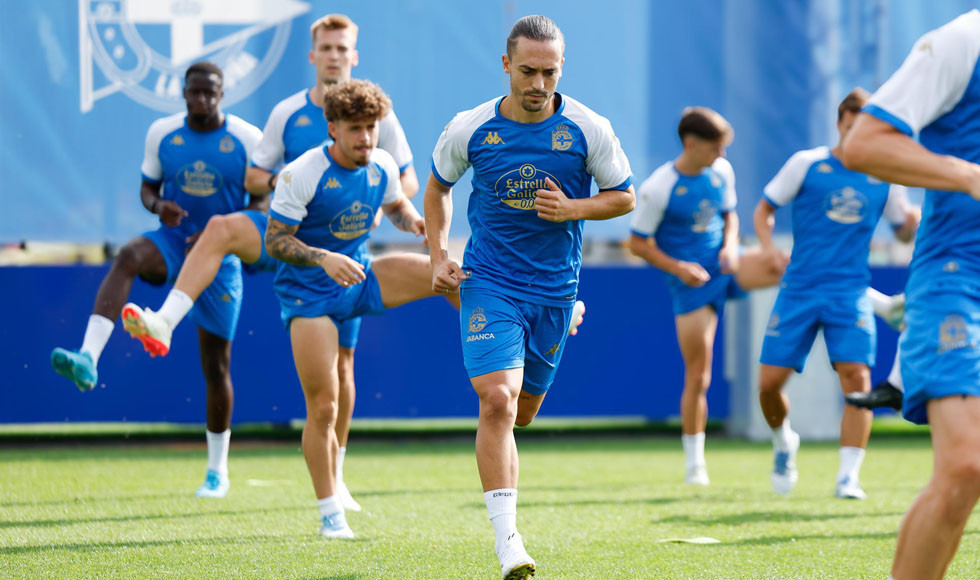 Luismi Cruz, ayer en Abegondo durante su primer entrenamiento con el Deportivo  RCDEPORTIVO