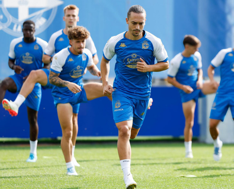 Luismi Cruz, ayer en Abegondo durante su primer entrenamiento con el Deportivo  RCDEPORTIVO
